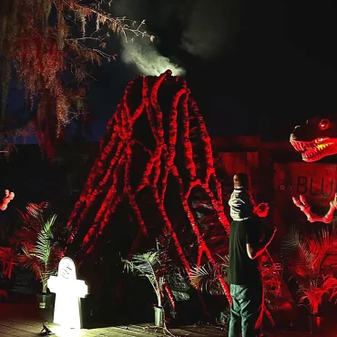 conway-halloween-dinosaur-display